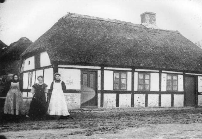 Før 1920. Maren Jacobsen, Anne Jacobsen og en ukendt. Foto: lokalhistorisk arkiv B3275