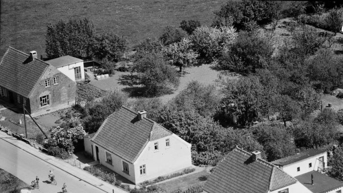 Hos Karl Jensen 1959 (bagerst til venstre) Udsnit af Luftfoto;  Det Kgl. Bibliotek http://www5.kb.dk/danmarksetfraluften/images/luftfo/2011/maj/luftfoto/object1805284