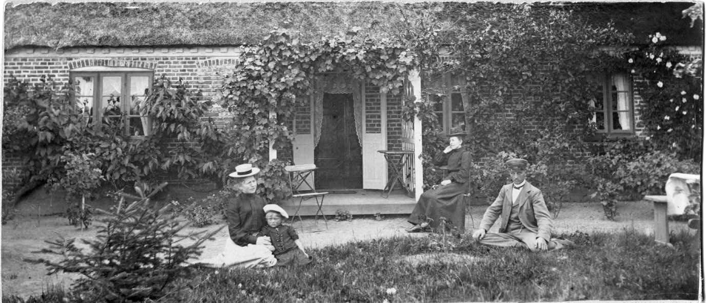 1900 Lokalhistorisk B2198. Mon ikke det er Dagmar Kristensen med sin datter Marie fra 1898 samt Johanne og Anton 'Hannesmand'