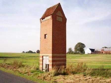 Transformatortårnet, som stadig står på Hyltvej blev bygget af murermester Arthur Jørgensen