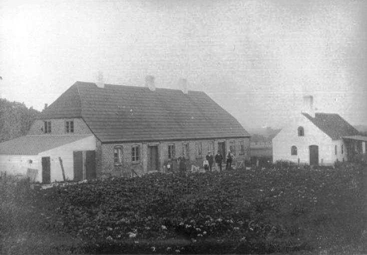 1919. Lokalhistorisk foto: B4551 i 1921 bestod familien af smedemester Janus Jensen (1889),  Inger Jensen (1893 - 1950) og Knud Jensen (1916 - 1976)