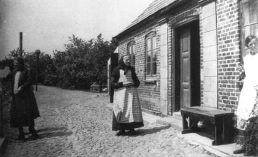 Lokalhistorisk foto: B4583. I 1916 bestod familien af Landmand Jens Peter Sørensen (1861), husmoder Maren Sørensen (1865) og barn Anton Hansen (1901)