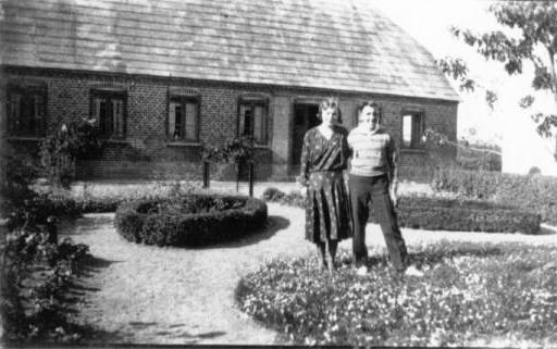 Lokalhistorisk foto B4598. Det kunne være Knud og Else, der blev gift i 1944. I 1940 bestod familien af smedemester Janus Knudsen Jensen (født 1890) og Inger Katrine Jensen (1993 - 1951) samt sønnen smedesvend Knud Arne Fogedgaard Jensen (1916 - 1976)