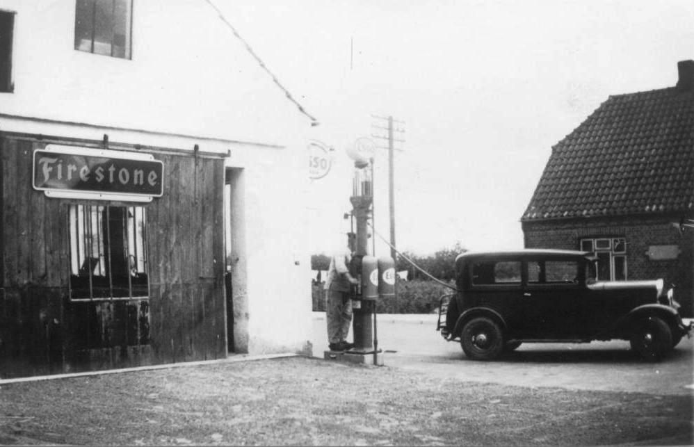 1950. Smeden tanker sin bil. Lokalhistorisk B4627