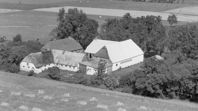 Hos Jens Sørensen 1954 Aalborg Luftfoto;  Det Kgl. Bibliotek http://www5.kb.dk/danmarksetfraluften/images/luftfo/2011/maj/luftfoto/object2205626