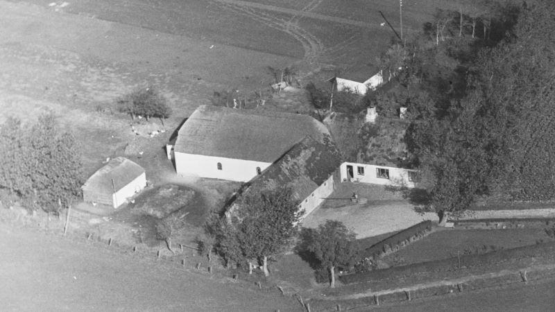 Hos Kristen Garde Laursen 1948 1952 Aalborg Luftfoto;  Det Kgl. Bibliotek http://www5.kb.dk/danmarksetfraluften/images/luftfo/2011/maj/luftfoto/object1642886