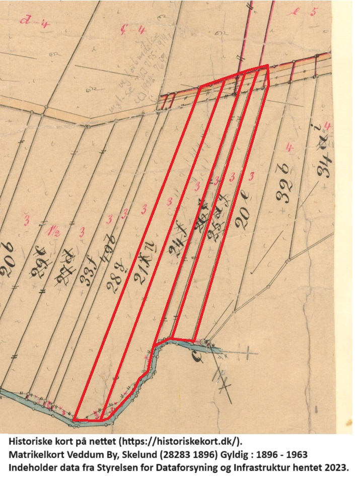 Matr. 21n er slået sammen af 21f, 24f, 26c og 25g. Historiske kort på nettet (https://historiskekort.dk/). Matrikelkort Veddum By, Skelund (28283 1896) Gyldig : 1896 - 1963 Målestok: 4000. Indeholder data fra Styrelsen for Dataforsyning og Infrastruktur hentet 2023.