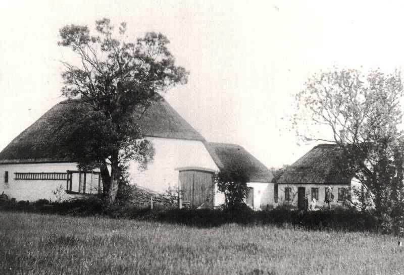 I 1921 boede her Anton Johan Kjeldsen (1891 - 1976) og Marie Frederikke Andreasen (1892 - 1944) med børnene Holger Kjeldsen (1919 - 1992) og Else Johanne Henriette Kjeldsen (1920). I 1925 var de flyttet til Kærvej 60. Lokalhistorisk Arkiv B225