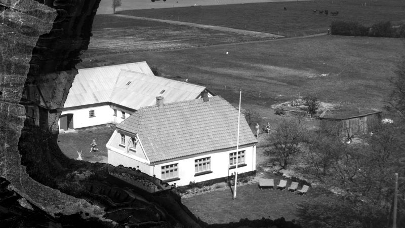 Hos Jens Christensen 1951 Sylvest Jensen Luftfoto;  Det Kgl. Bibliotek http://www5.kb.dk/danmarksetfraluften/images/luftfo/2011/maj/luftfoto/object563358