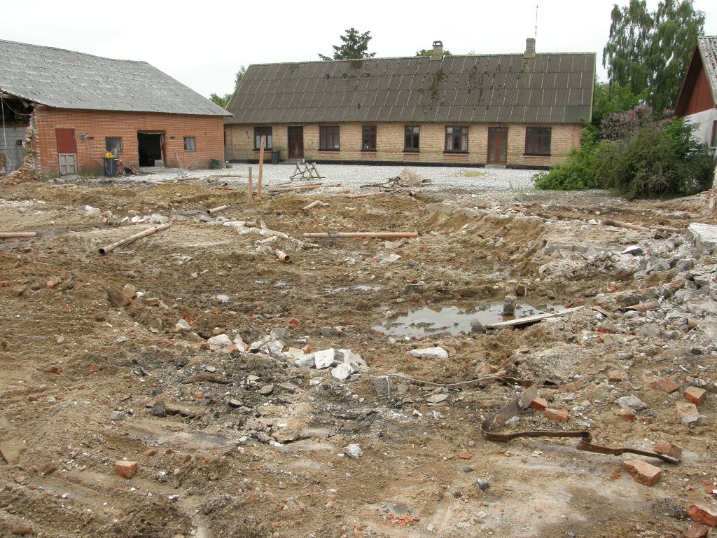 Erik Guldbæk fotograferede til lokalhistorisk arkiv, da udhus blev fjernet efter vinterstormen 2010