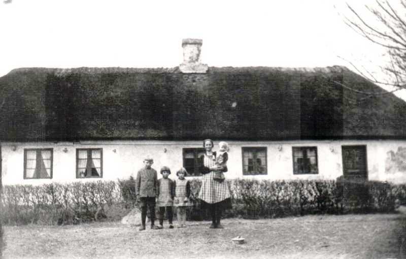 1929 Clara Jensen med nogle af børnene. Lokalhistorisk: B5473