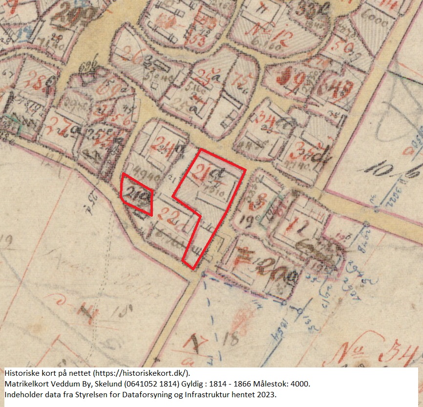 Den gamle gård i byen. Historiske kort på nettet (https://historiskekort.dk/). Matrikelkort Veddum By, Skelund (0641052 1814) Gyldig : 1814 - 1866 Målestok: 4000. Indeholder data fra Styrelsen for Dataforsyning og Infrastruktur hentet 2023.