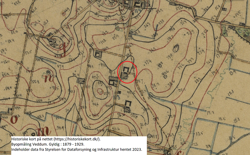 Den nye gård på historiske kort på nettet (https://historiskekort.dk/). Byopmåling Veddum. Gyldig : 1879 - 1929. Indeholder data fra Styrelsen for Dataforsyning og Infrastruktur hentet 2023.