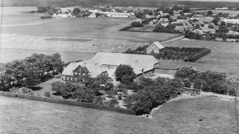 1955 Sylvest Jensen Luftfoto; Det Kgl. Bibliotek.
http://www5.kb.dk/danmarksetfraluften/images/luftfo/2011/maj/luftfoto/object1770228