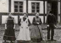 Mirakelhuset ca. 1912 Renden 3. Karen Bach (født 1858) og Laura Bach (født 1885), tyende Klara Jepsen og slægtning Johannes Jepsen.