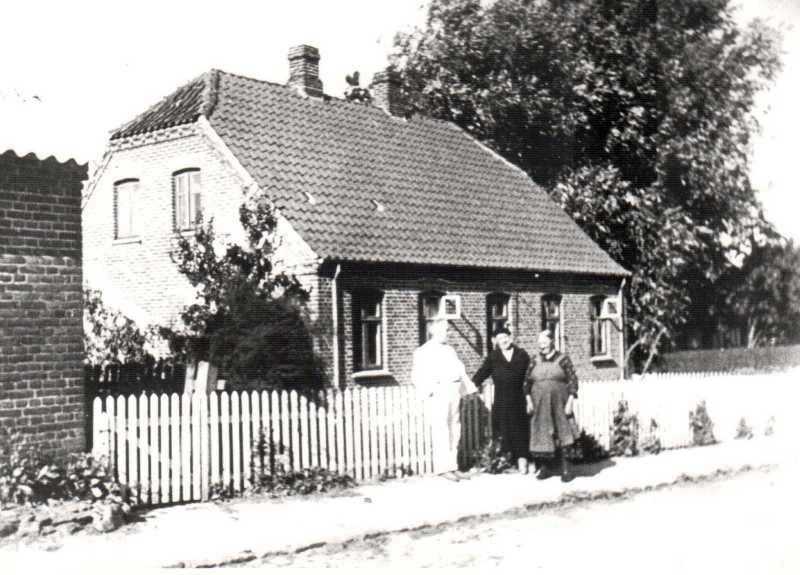 1934 Lokalhistorisk B10. Jens Peter og Maren i snak med en nabo