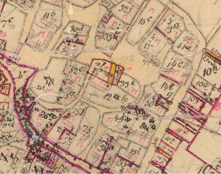 Matr. 12 blev til 12k og 12q. Renden går igennem ejendommen. Historiske kort på nettet (https://historiskekort.dk/). Matrikelkort Veddum By, Skelund (0641052) Gyldig : 1866 - 1896 Målestok: 4000. Indeholder data fra Styrelsen for Dataforsyning og Infrastruktur hentet 2023.