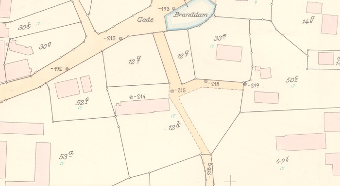 Mirakelhuset matr. 12k og q. Historiske kort på nettet (https://historiskekort.dk/). Matrikelkort Veddum By, Skelund (28290 1963) Gyldig : 1963 - 1972 Målestok: 4000. Indeholder data fra Styrelsen for Dataforsyning og Infrastruktur hentet 2023.