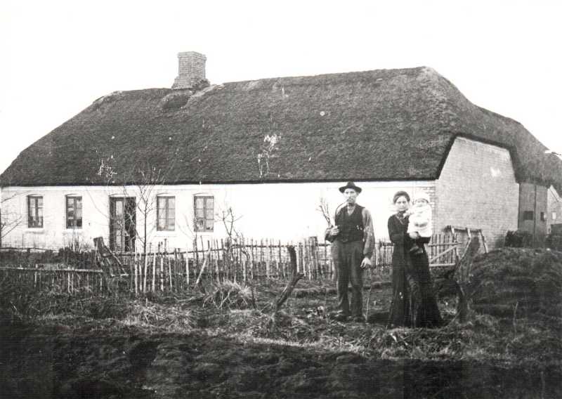 Rønholtvej 46 ca 1907 Mine og Peter Bonde (født 29.09.1882 og 02.10.1883) med deres søn Kristian født 20 01 1905. Lokalhistorisk:B47