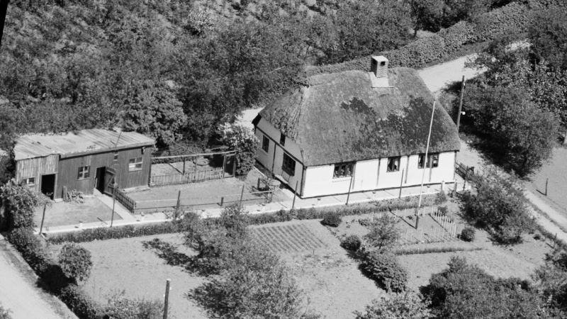 Magnus Nielsen havde huset fra 1947 til sin død i 1971. Herefter arvede Nielsine Nielsen huset, hvor hun boede, til hun døde i 1992.<br>
1959 Sylvest Jensen Luftfoto; Det Kgl. Bibliotek.
http://www5.kb.dk/danmarksetfraluften/images/luftfo/2011/maj/luftfoto/object1805233