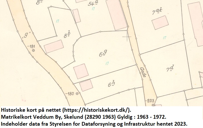 Matr. nr. 6a opdelt i 6 g og 6 h. Historiske kort på nettet (https://historiskekort.dk/). Matrikelkort Veddum By, Skelund (28290 1963) Gyldig : 1963 - 1972 Målestok: 4000. Indeholder data fra Styrelsen for Dataforsyning og Infrastruktur hentet 2023.
