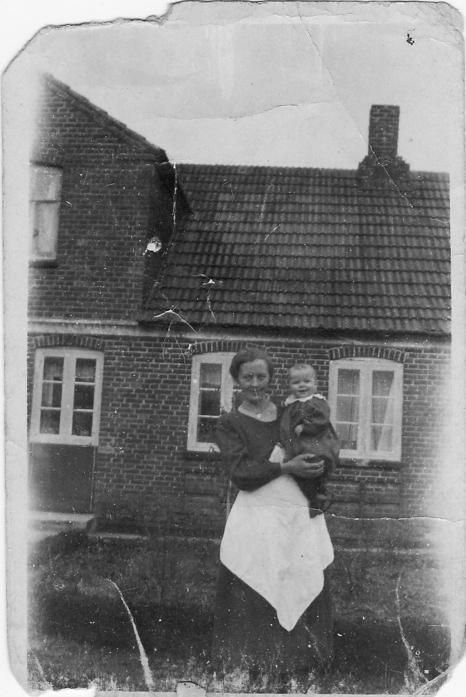 Billedet 0008 er min mormor Mariane f. Jensine Jensen Melgaard og på armen har   hun min mor Anna Melgaard f. Thomsen. Billedet er muligvis taget hos min oldemor   i Veddum Vandkær. Jeg synes det ligner det hus der på jeres hjemmeside er nr 9.