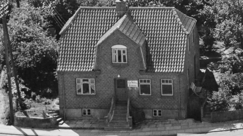 1958 Chr. Nielsen Skomager, Veddum Hovedgade 10. Sylvest Jensen Luftfoto; Det Kgl. Bibliotek. Klik på billedet for at komme til Danmark fra Luften