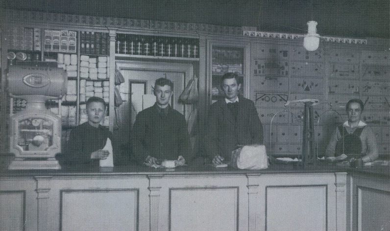 1914 Anker Bech, Robert Nielsen og uddelerparret Emilie og Edvard Vilhelmsen i den nye butik