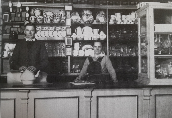 1914 Uddelerparret Emilie og Edvard Vilhelmsen i den nye butik