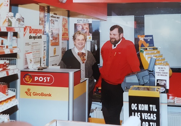 1995 Brevsamler Benny Velling hjælper uddeler Erling Andersen med etablering af postbutik.