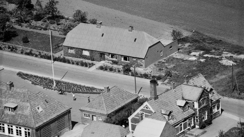 Veddum Hovedgade 29
1959 Sylvest Jensen Luftfoto; Det Kgl. Bibliotek.
http://www5.kb.dk/danmarksetfraluften/images/luftfo/2011/maj/luftfoto/object1805199