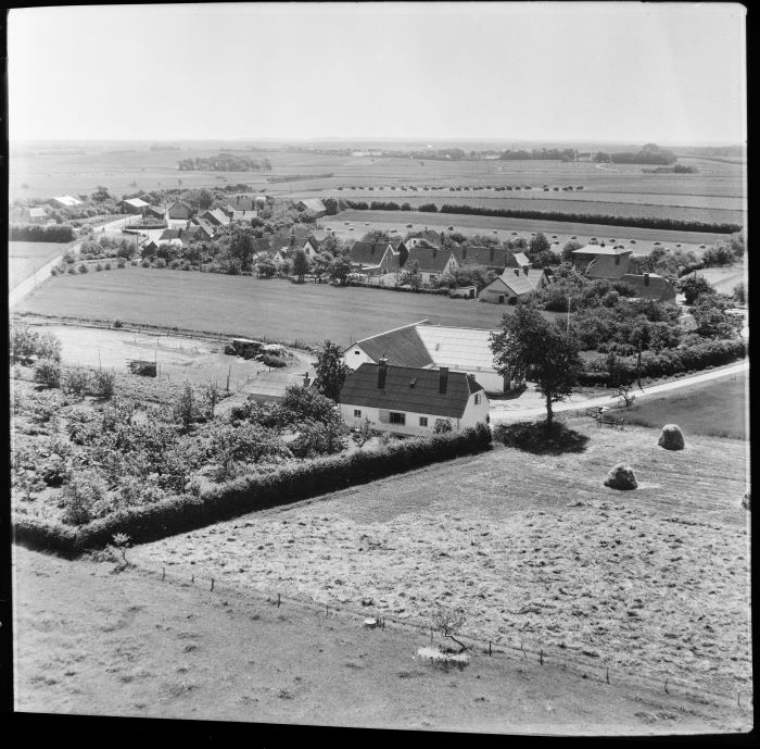 Hos post Velling 1955 Luftfoto;  Det Kgl. Bibliotek Luftfoto;  Det Kgl. Bibliotek https://www.kb.dk/danmarksetfraluften/images/luftfo/2011/maj/luftfoto/object1770194