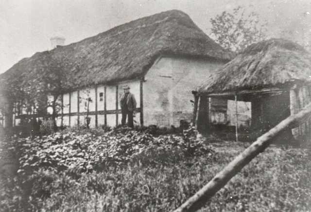 ca.1900 Lokalhistorisk B1986. Muligvis Søren Larsen ved det tidligere hus. I 1905 blev efternavnet ændret til Korsgaard.