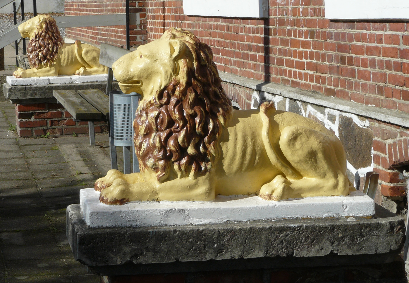 Løverne, som er Veddum Sals kendetegn, blev også købt på landmandsforsamlingen, og har holdt vagt siden 1884. Her er de nymalede i 2010
