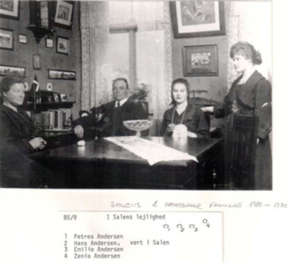 Petrea og Hans Andersen var værter i 1913 til 1930, her i salens lejlighed med Emilie og Zenia Andersen