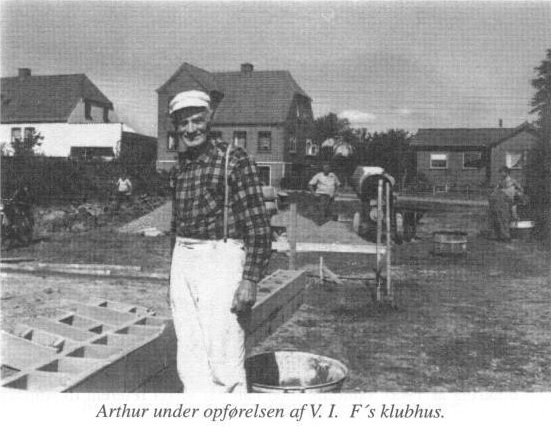 Da han var 80 stod Arthur for opførelsen af idrætsforeningens klubhus (fra Gammel Nyt nr. 43 2007).