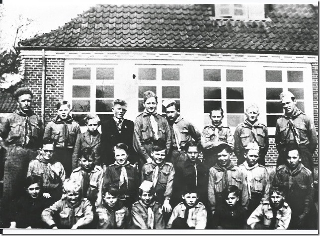 Det er FDF 1944. Gartner Andersen til venstre