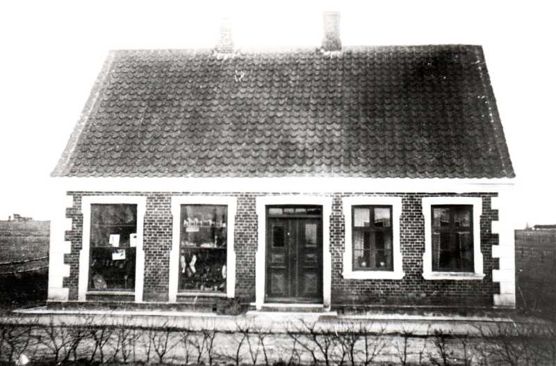 Hos Kræmmer -træhandler Kristen Andersen (1896 - 1981) og Kræmmer Helga -Helga Agnete Andersen (1900 - 1971). Lokalhistorisk B686