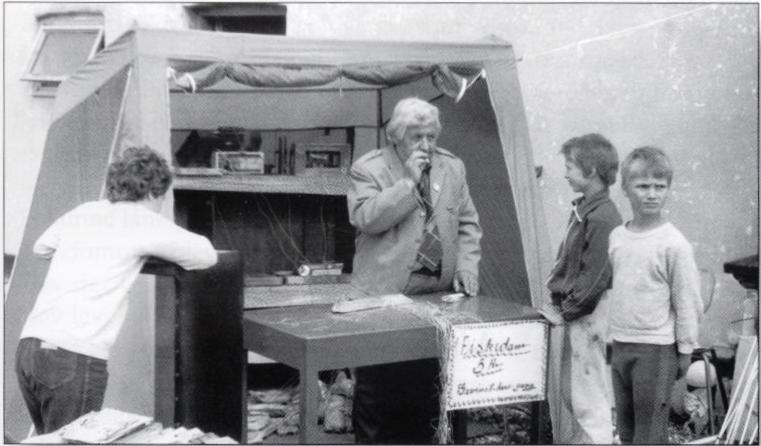 Karl Heinz Krogmann, ca. 1985. Lokalhistorisk arkiv. Når der var loppemarked i salen satte han gerne sin egen bod op med fiskedam.