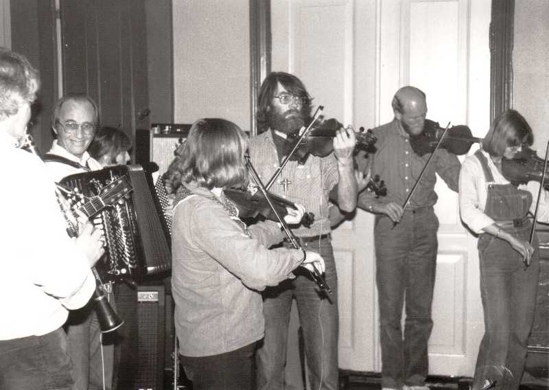 Liegstow i salen 1980.
Liegstow i november 1980. Blandt andre Erik Guldbæk på violin.