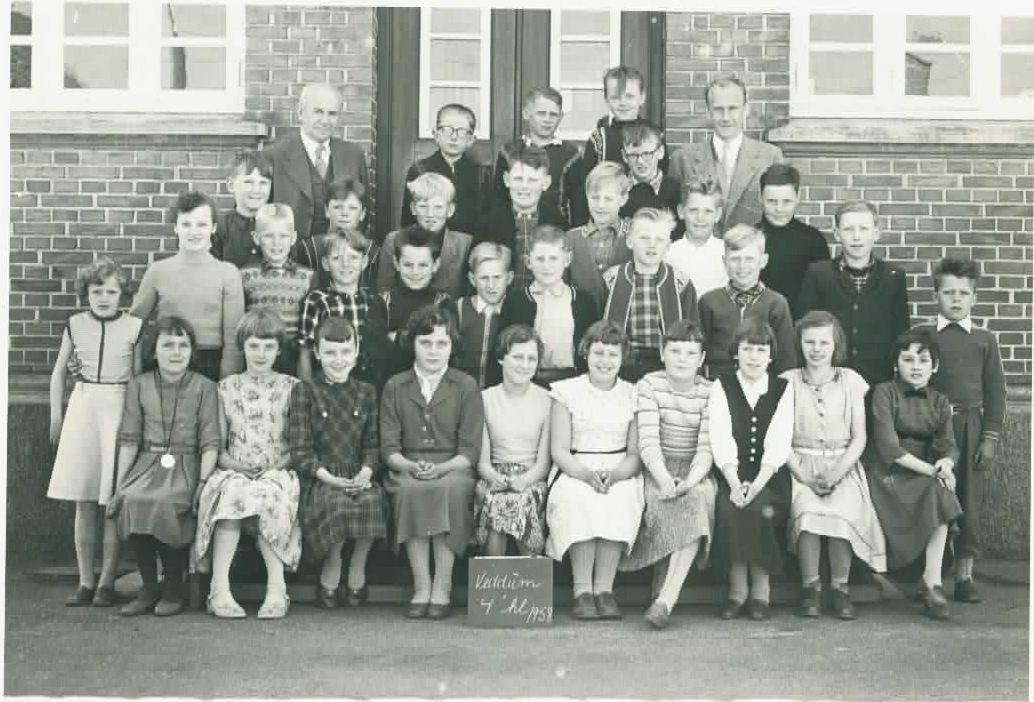 Foto Veddum skole 1958 4 kl. se numrene på næste billede