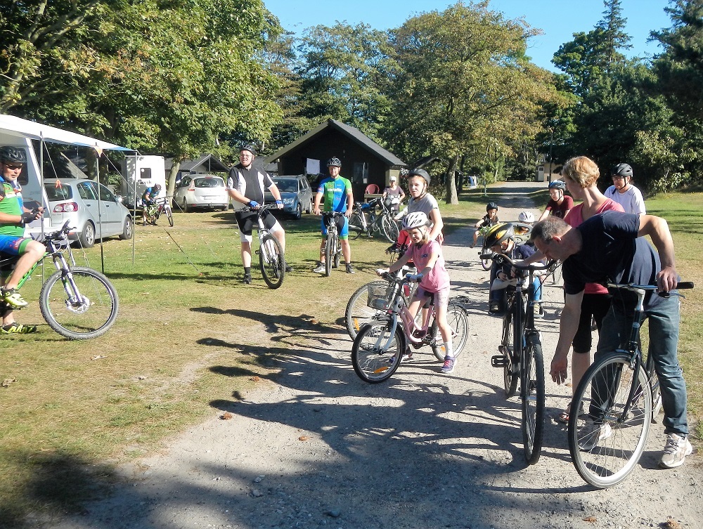 Tyve motionister i alderen 1½ til 60+ holdt week-end på Ballen Strandcamping den sidste week-end i august 2016. 
Turen bød på meget hygge og fælles cykeltur til Nordby.