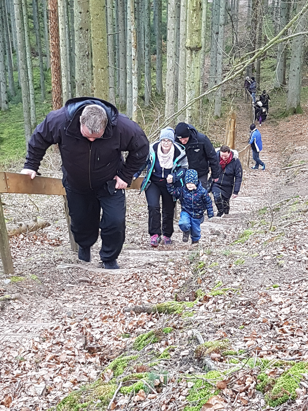 Marts 2019 på vej mod skovtårnet i Rold Skov. Morten, Sofia og Vilas i spidsen