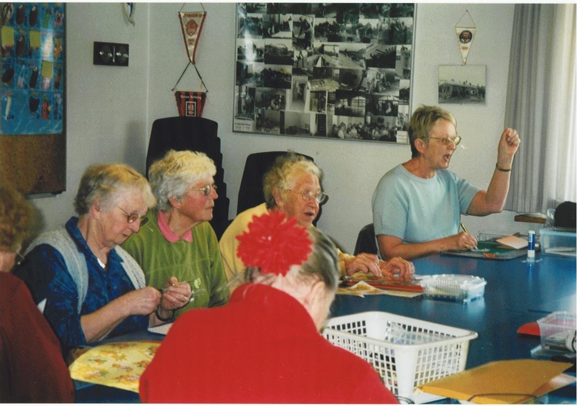 Omsorgsklubben i klubhuset 2004. Ruth Kusk, Åse Bonde, Karen Sørensen, Tove Larsen. Med ryggen til Inge Andersen. Foto: Ole Loell