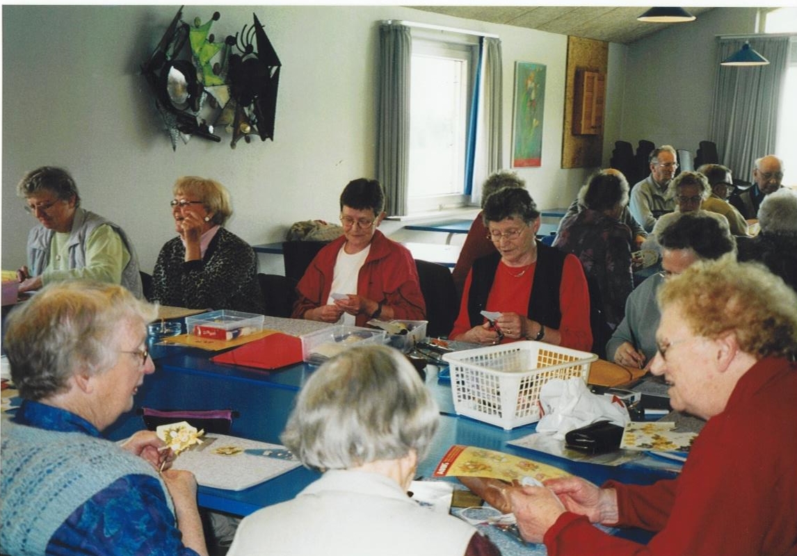 Omsorgsklubben i klubhuset 2004. Ruth Kusk, Anna Thomsen, Inge Davidsen, Tove Jensen, Toni (fra Hadsund), Kirsten Thuesen. Foto: Ole Loell