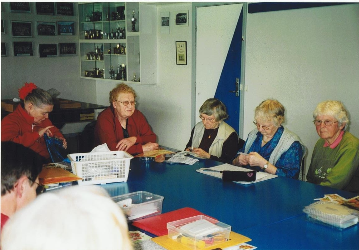Omsorgsklubben i klubhuset 2004. Inge Andersen, Anna Thomsen, Fanny Pedersen, Ruth Kusk. Foto: Ole Loell