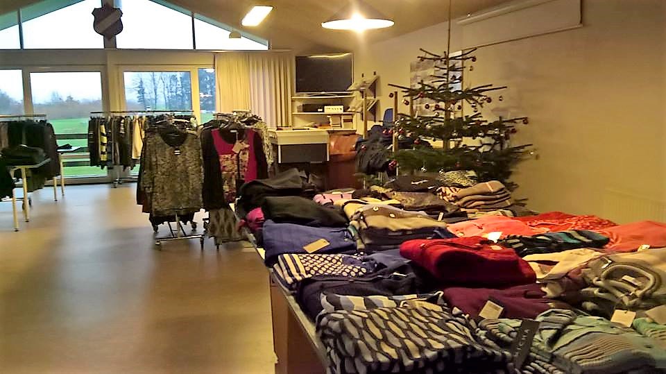 Damernes butik december 2016. Inge Andersen fotograferede. Damernes Butik er en af landets største rullende butikker, som tøj til seniorer. De har både dametøj og herretøj samt undertøj, nattøj og bh´er med.