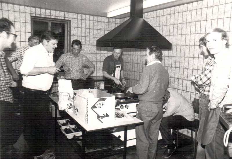 Veddum Oplysningsforbund VOF holder madlavning for mænd 1983