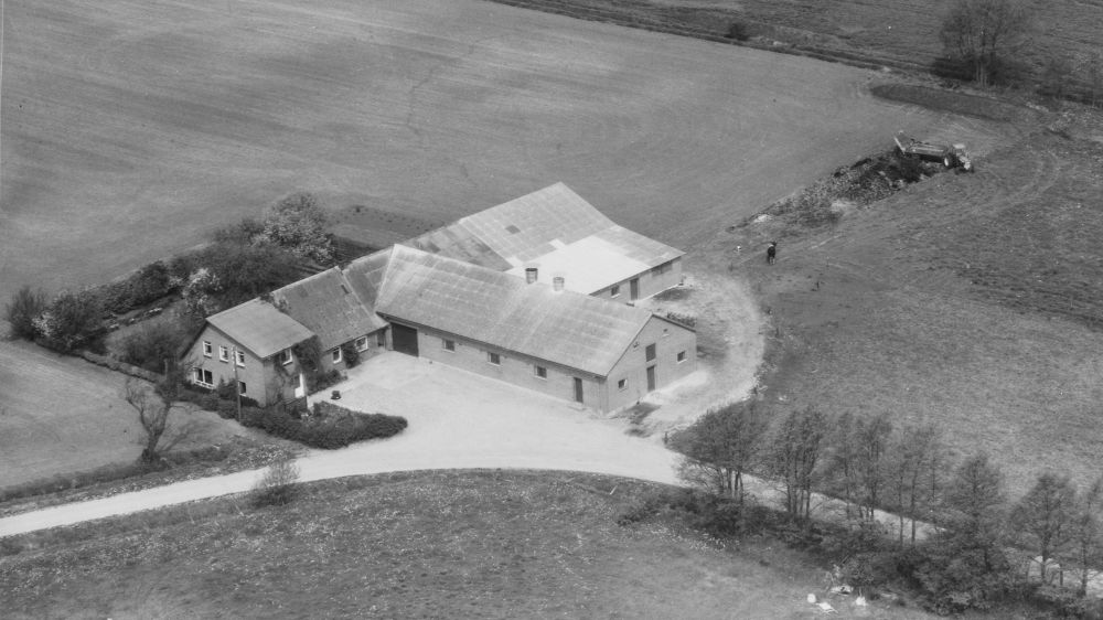 Hos Verner Reinholdt Overgaard 1972 Sylvest Jensen Luftfoto;  Det Kgl. Bibliotek https://www.kb.dk/danmarksetfraluften/images/luftfo/2011/maj/luftfoto/object2026821