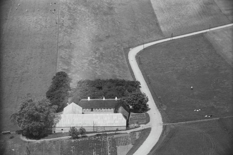 Hos Chr. Sørensen 1946 Sylvest Jensen Luftfoto;  Det Kgl. Bibliotek https://www.kb.dk/danmarksetfraluften/images/luftfo/2011/maj/luftfoto/object1299986